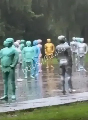 上海景区人形玻璃雕塑